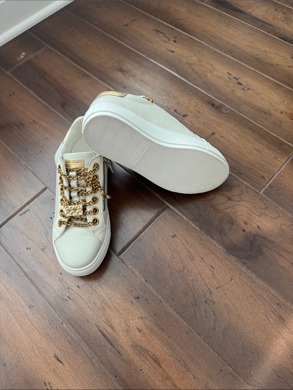 Kurt Geiger Leather Women’s Sneakers with Gold Chain Trim - Picture 2 of 5